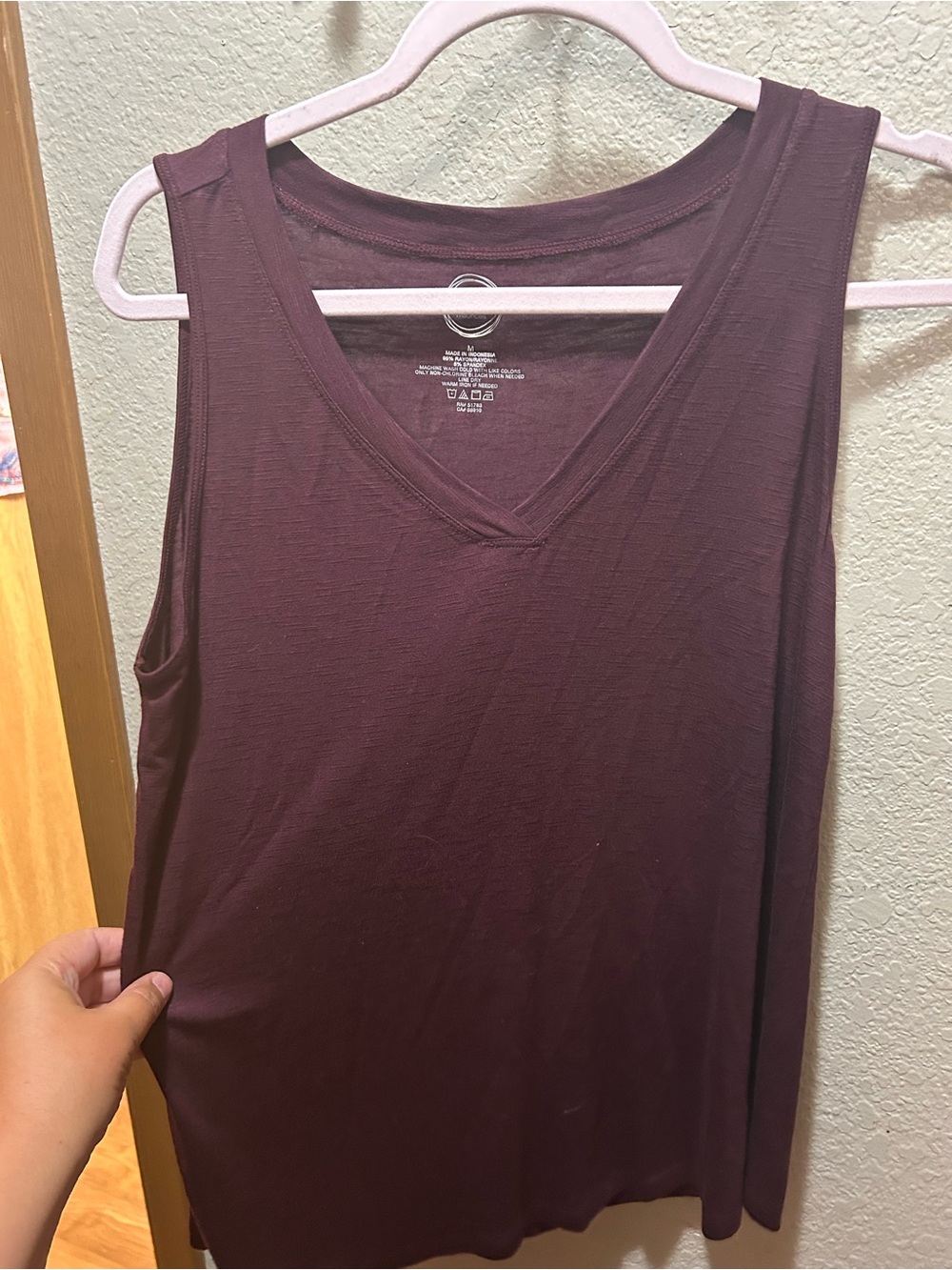 Sleeveless V-Neck Tank Top in Plum - Picture 2 of 6